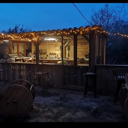 Mobilhomes Vintage Dans Ecolieux En Cours Camping A La Ferme Camping