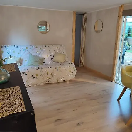 Mobilhomes Vintage Dans Ecolieux En Cours Camping A La Ferme