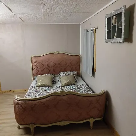 Mobilhomes Vintage Dans Ecolieux En Cours Camping A La Ferme Camping *